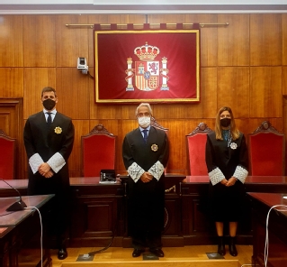 José María Rodríguez Balsera, Jesúa María Chamorro González y Clara Gallego García tras el acto de ascenso a magistrado 